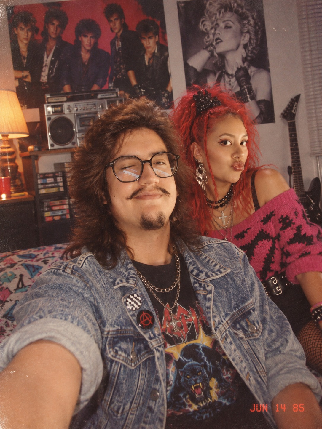 Nico y Gaby juntos, en una fotografía con estilo de los años ochenta, dentro de un marco antiguo